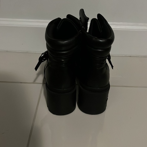 black boots - Picture 3 of 4